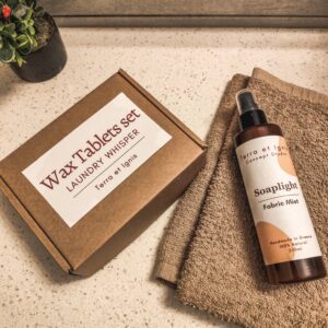 Φωτογραφία με Luxury Gift Set Terra et Ignis σε ρουστίκ συσκευασία, που περιέχει χειροποίητο κερί σόγιας, Wax Melts, fabric mist, pure bathe gift set