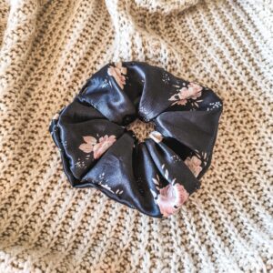 Χειροποίητο scrunchie μαλλιών σατέν φλοράλ μαύρο με λουλούδια Terra et Ignis concept studio
