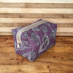 Κοντινή όψη του μοβ υφάσματος του χειροποίητου νεσεσέρ Ίρις, με λεπτομέρειες του αφηρημένου σχεδίου